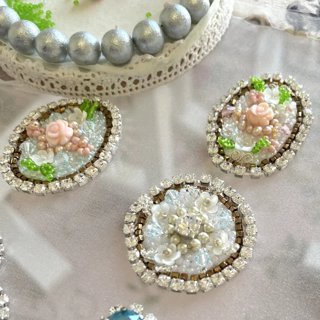生徒さまの作品紹介】Éclat de Pêche ロココブローチ｜お好きなビーズ