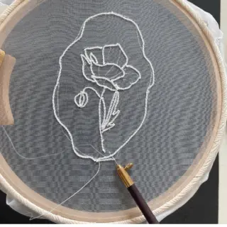白だけで描く、タンブール刺繍の世界♡